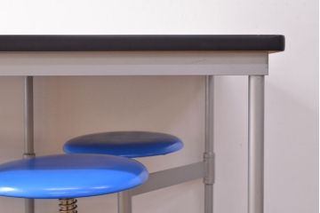 見た目のユニークさと機能性を兼ね備えた格納スツール6脚付きテーブル(6人用ダイニングテーブル、作業台)(R-049933)