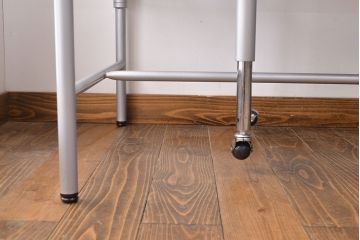 見た目のユニークさと機能性を兼ね備えた格納スツール6脚付きテーブル(6人用ダイニングテーブル、作業台)(R-049933)