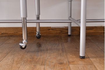 見た目のユニークさと機能性を兼ね備えた格納スツール6脚付きテーブル(6人用ダイニングテーブル、作業台)(R-049933)