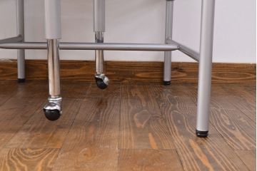 見た目のユニークさと機能性を兼ね備えた格納スツール6脚付きテーブル(6人用ダイニングテーブル、作業台)(R-049933)