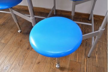 見た目のユニークさと機能性を兼ね備えた格納スツール6脚付きテーブル(6人用ダイニングテーブル、作業台)(R-049933)