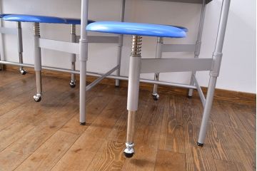 見た目のユニークさと機能性を兼ね備えた格納スツール6脚付きテーブル(6人用ダイニングテーブル、作業台)(R-049933)