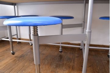 見た目のユニークさと機能性を兼ね備えた格納スツール6脚付きテーブル(6人用ダイニングテーブル、作業台)(R-049933)