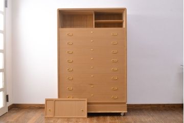 中古　広島・府中家具　松創　木匠多々納邦男作　しっとりとした気品を漂わせる桐箪笥(胴厚・柾目)(衣装箪笥、和タンス、収納箪笥、桐たんす)(定価約150万円)(R-049938)