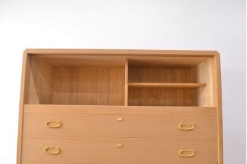 中古　広島・府中家具　松創　木匠多々納邦男作　しっとりとした気品を漂わせる桐箪笥(胴厚・柾目)(衣装箪笥、和タンス、収納箪笥、桐たんす)(定価約150万円)(R-049938)