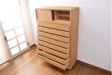 中古　広島・府中家具　松創　木匠多々納邦男作　しっとりとした気品を漂わせる桐箪笥(胴厚・柾目)(衣装箪笥、和タンス、収納箪笥、桐たんす)(定価約150万円)(R-049938)