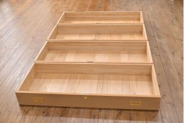 中古　広島・府中家具　松創　木匠多々納邦男作　しっとりとした気品を漂わせる桐箪笥(胴厚・柾目)(衣装箪笥、和タンス、収納箪笥、桐たんす)(定価約150万円)(R-049938)