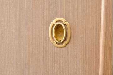 中古　広島・府中家具　松創　木匠多々納邦男作　しっとりとした気品を漂わせる桐箪笥(胴厚・柾目)(衣装箪笥、和タンス、収納箪笥、桐たんす)(定価約150万円)(R-049938)