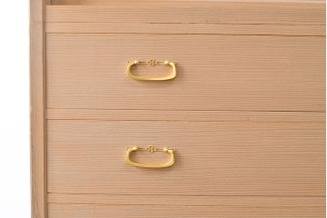 中古　広島・府中家具　松創　木匠多々納邦男作　しっとりとした気品を漂わせる桐箪笥(胴厚・柾目)(衣装箪笥、和タンス、収納箪笥、桐たんす)(定価約150万円)(R-049938)