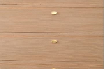 中古　広島・府中家具　松創　木匠多々納邦男作　しっとりとした気品を漂わせる桐箪笥(胴厚・柾目)(衣装箪笥、和タンス、収納箪笥、桐たんす)(定価約150万円)(R-049938)