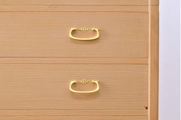 中古　広島・府中家具　松創　木匠多々納邦男作　しっとりとした気品を漂わせる桐箪笥(胴厚・柾目)(衣装箪笥、和タンス、収納箪笥、桐たんす)(定価約150万円)(R-049938)