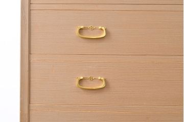 中古　広島・府中家具　松創　木匠多々納邦男作　しっとりとした気品を漂わせる桐箪笥(胴厚・柾目)(衣装箪笥、和タンス、収納箪笥、桐たんす)(定価約150万円)(R-049938)