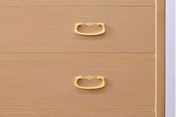 中古　広島・府中家具　松創　木匠多々納邦男作　しっとりとした気品を漂わせる桐箪笥(胴厚・柾目)(衣装箪笥、和タンス、収納箪笥、桐たんす)(定価約150万円)(R-049938)