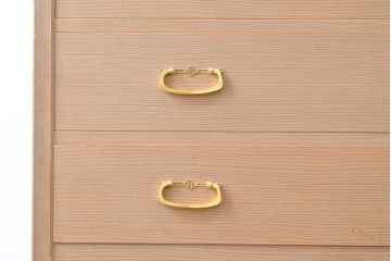 中古　広島・府中家具　松創　木匠多々納邦男作　しっとりとした気品を漂わせる桐箪笥(胴厚・柾目)(衣装箪笥、和タンス、収納箪笥、桐たんす)(定価約150万円)(R-049938)