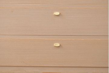 中古　広島・府中家具　松創　木匠多々納邦男作　しっとりとした気品を漂わせる桐箪笥(胴厚・柾目)(衣装箪笥、和タンス、収納箪笥、桐たんす)(定価約150万円)(R-049938)