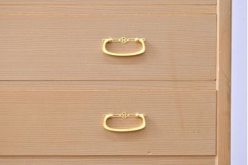 中古　広島・府中家具　松創　木匠多々納邦男作　しっとりとした気品を漂わせる桐箪笥(胴厚・柾目)(衣装箪笥、和タンス、収納箪笥、桐たんす)(定価約150万円)(R-049938)