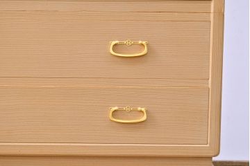 中古　広島・府中家具　松創　木匠多々納邦男作　しっとりとした気品を漂わせる桐箪笥(胴厚・柾目)(衣装箪笥、和タンス、収納箪笥、桐たんす)(定価約150万円)(R-049938)