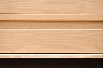 中古　広島・府中家具　松創　木匠多々納邦男作　しっとりとした気品を漂わせる桐箪笥(胴厚・柾目)(衣装箪笥、和タンス、収納箪笥、桐たんす)(定価約150万円)(R-049938)