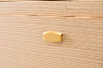 中古　広島・府中家具　松創　木匠多々納邦男作　しっとりとした気品を漂わせる桐箪笥(胴厚・柾目)(衣装箪笥、和タンス、収納箪笥、桐たんす)(定価約150万円)(R-049938)