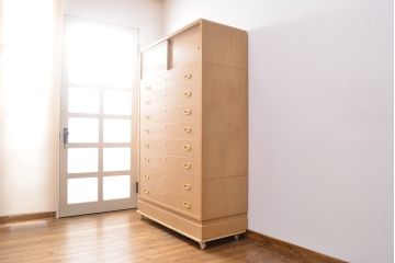 中古　広島・府中家具　松創　木匠多々納邦男作　しっとりとした気品を漂わせる桐箪笥(胴厚・柾目)(衣装箪笥、和タンス、収納箪笥、桐たんす)(定価約150万円)(R-049938)