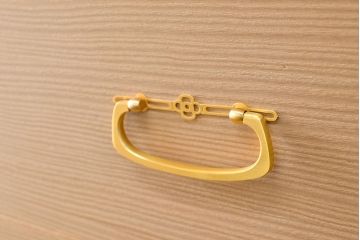 中古　広島・府中家具　松創　木匠多々納邦男作　しっとりとした気品を漂わせる桐箪笥(胴厚・柾目)(衣装箪笥、和タンス、収納箪笥、桐たんす)(定価約150万円)(R-049938)