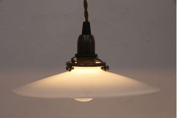 アンティーク照明　和製アンティーク　どこか懐かしさが漂う平笠シェードのペンダントライト2個セット(R-049951)