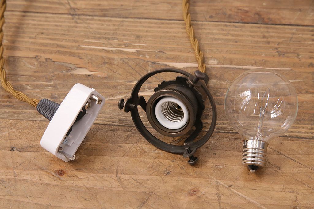 アンティーク照明　和製アンティーク　どこか懐かしさが漂う平笠シェードのペンダントライト2個セット(R-049951)