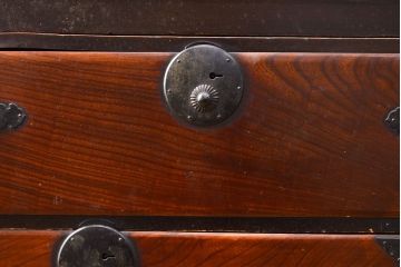 和製アンティーク　大正初期　前面ケヤキ材　五丁引き!　流れるような杢目と漆の美しさを堪能できる二本松箪笥(収納箪笥、衣装箪笥、時代箪笥)(R-049961)