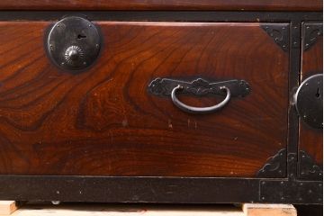 和製アンティーク　大正初期　前面ケヤキ材　五丁引き!　流れるような杢目と漆の美しさを堪能できる二本松箪笥(収納箪笥、衣装箪笥、時代箪笥)(R-049961)