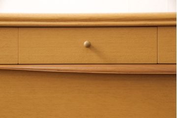 中古　美品　国産高級家具　森のしらべ　タモ材　曲線的な優美なつくりが魅力のワイドチェスト(定価約38万円)(R-049965)