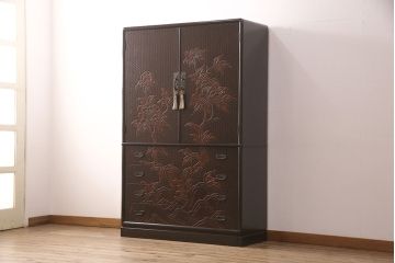 中古　伝統工芸　鎌倉彫り　寿峰作　衣装盆付き　赤みがかった色合いと牡丹の彫りが見事な衣装タンス(着物タンス、桐タンス、和タンス、衣装箪笥)(R-049969)