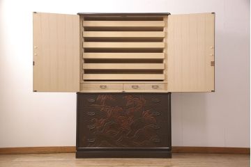 中古　伝統工芸　鎌倉彫り　寿峰作　衣装盆付き　赤みがかった色合いと牡丹の彫りが見事な衣装タンス(着物タンス、桐タンス、和タンス、衣装箪笥)(R-049969)