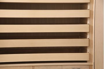 中古　伝統工芸　鎌倉彫り　寿峰作　衣装盆付き　赤みがかった色合いと牡丹の彫りが見事な衣装タンス(着物タンス、桐タンス、和タンス、衣装箪笥)(R-049969)