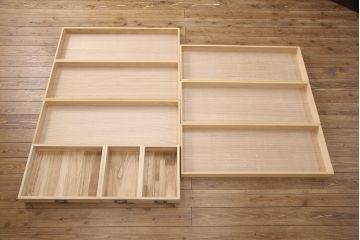 中古　伝統工芸　鎌倉彫り　寿峰作　衣装盆付き　赤みがかった色合いと牡丹の彫りが見事な衣装タンス(着物タンス、桐タンス、和タンス、衣装箪笥)(R-049969)