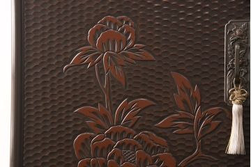 中古　伝統工芸　鎌倉彫り　寿峰作　衣装盆付き　赤みがかった色合いと牡丹の彫りが見事な衣装タンス(着物タンス、桐タンス、和タンス、衣装箪笥)(R-049969)