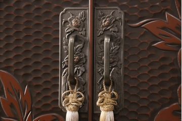 中古　伝統工芸　鎌倉彫り　寿峰作　衣装盆付き　赤みがかった色合いと牡丹の彫りが見事な衣装タンス(着物タンス、桐タンス、和タンス、衣装箪笥)(R-049969)