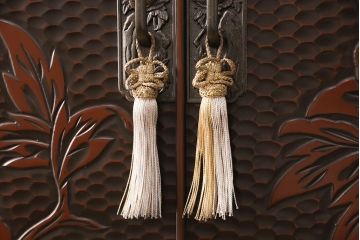 中古　伝統工芸　鎌倉彫り　寿峰作　衣装盆付き　赤みがかった色合いと牡丹の彫りが見事な衣装タンス(着物タンス、桐タンス、和タンス、衣装箪笥)(R-049969)