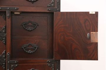中古　岩谷堂箪笥　桜木家具店作　伝統車付きタンス　豪華な金具と重厚な佇まいが魅力の車箪笥(和箪笥、引き出し)(R-049971)