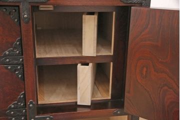 中古　岩谷堂箪笥　桜木家具店作　伝統車付きタンス　豪華な金具と重厚な佇まいが魅力の車箪笥(和箪笥、引き出し)(R-049971)