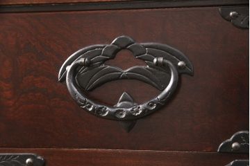 中古　岩谷堂箪笥　桜木家具店作　伝統車付きタンス　豪華な金具と重厚な佇まいが魅力の車箪笥(和箪笥、引き出し)(R-049971)