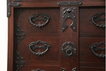 中古　岩谷堂箪笥　桜木家具店作　伝統車付きタンス　豪華な金具と重厚な佇まいが魅力の車箪笥(和箪笥、引き出し)(R-049971)