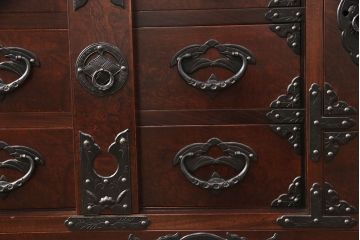 中古　岩谷堂箪笥　桜木家具店作　伝統車付きタンス　豪華な金具と重厚な佇まいが魅力の車箪笥(和箪笥、引き出し)(R-049971)
