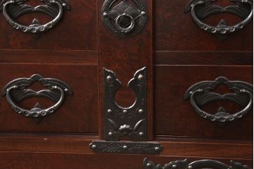 中古　岩谷堂箪笥　桜木家具店作　伝統車付きタンス　豪華な金具と重厚な佇まいが魅力の車箪笥(和箪笥、引き出し)(R-049971)