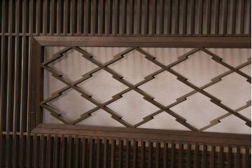 和製アンティーク　片面ガラス入り　細かい格子と松皮菱文様の組子が優美な欄間(明かり取り、明り取り)(R-049976)