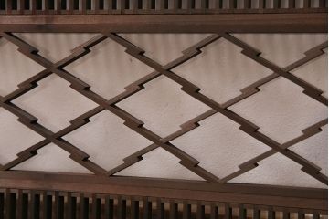 和製アンティーク　片面ガラス入り　細かい格子と松皮菱文様の組子が優美な欄間(明かり取り、明り取り)(R-049976)