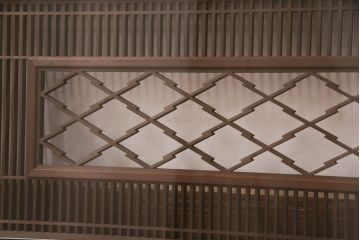 和製アンティーク　片面ガラス入り　細かい格子と松皮菱文様の組子が優美な欄間(明かり取り、明り取り)(R-049976)