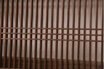 和製アンティーク　片面ガラス　凛とした佇まいが品の良さを高める筬欄間(オサランマ、明かり取り、明り取り、建具)(R-049977)