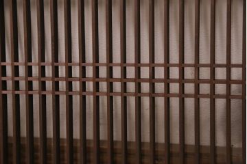 和製アンティーク　片面ガラス　整然と並ぶ桟が凛とした雰囲気を演出する筬欄間(オサランマ、明かり取り、明り取り、建具)(R-049978)