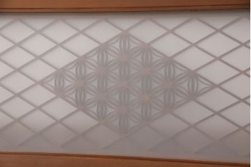 アンティーク建具　両面ガラス入り　麻の葉と七宝亀甲紋様の組子が上品な欄間(明り取り、明かり取り)(R-049981)