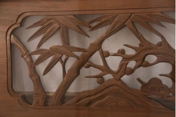 アンティーク建具　両面ガラス入り　竹と梅の彫りが和の風情を感じさせる欄間(明り取り、明かり取り)(R-049982)